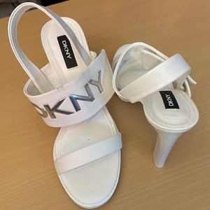 Like new, worn to try on, purchase for an all white Party that I didn’t attend